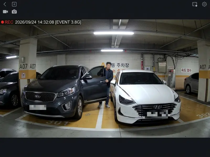 주차장 문콕 뺑소니 물피도주 잡았더니 적반하장 아줌마 참교육한 썰 ㅋㅋㅋㅋ.jpg