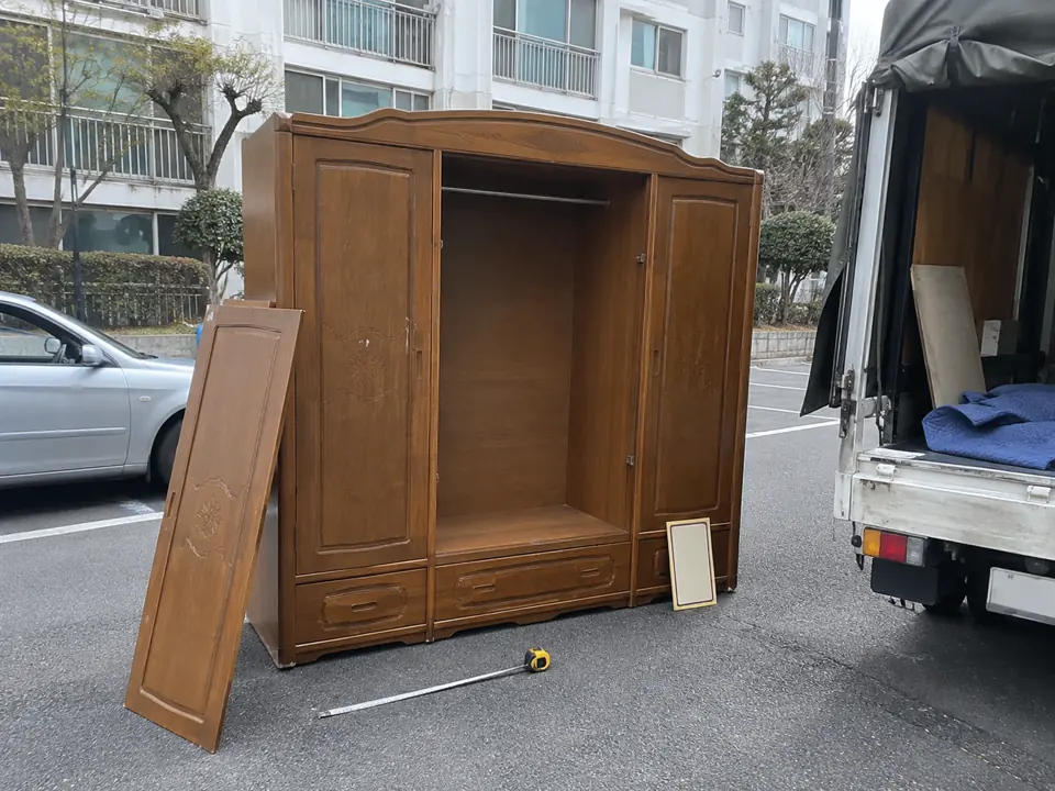 아파트 밖에 다시 내려놓은 큰 원목 장롱과 용달차 창작 재현 사진